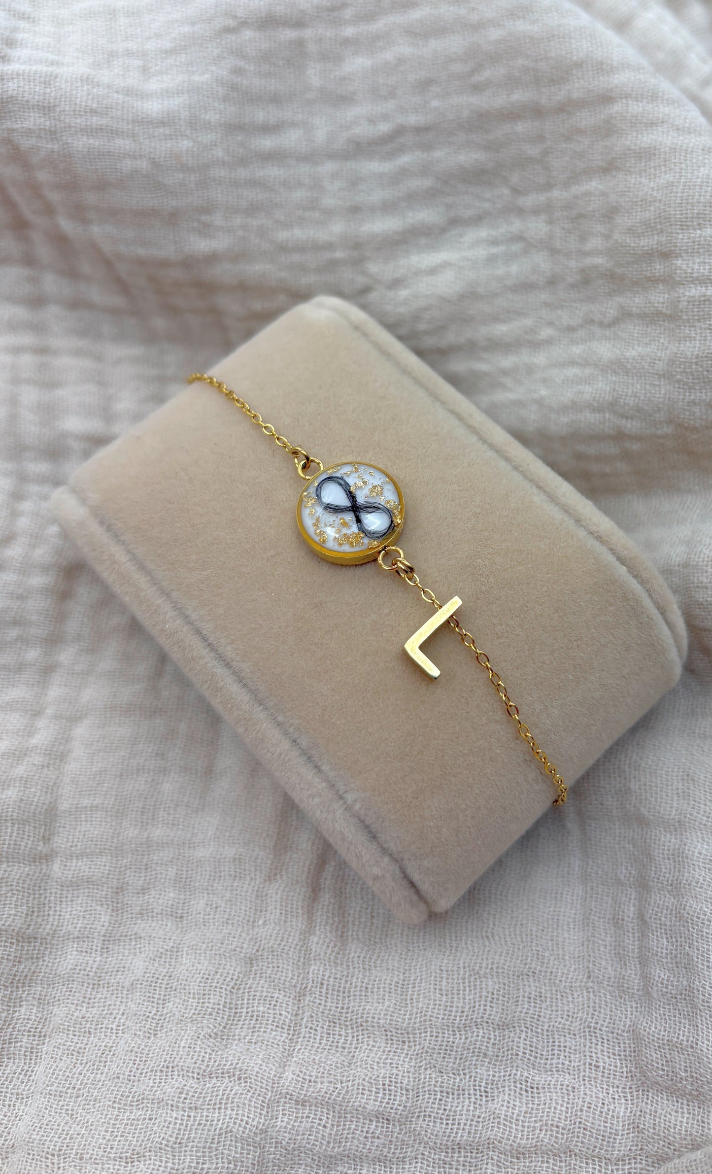 Armkette mit Haaren als Unendlichkeit