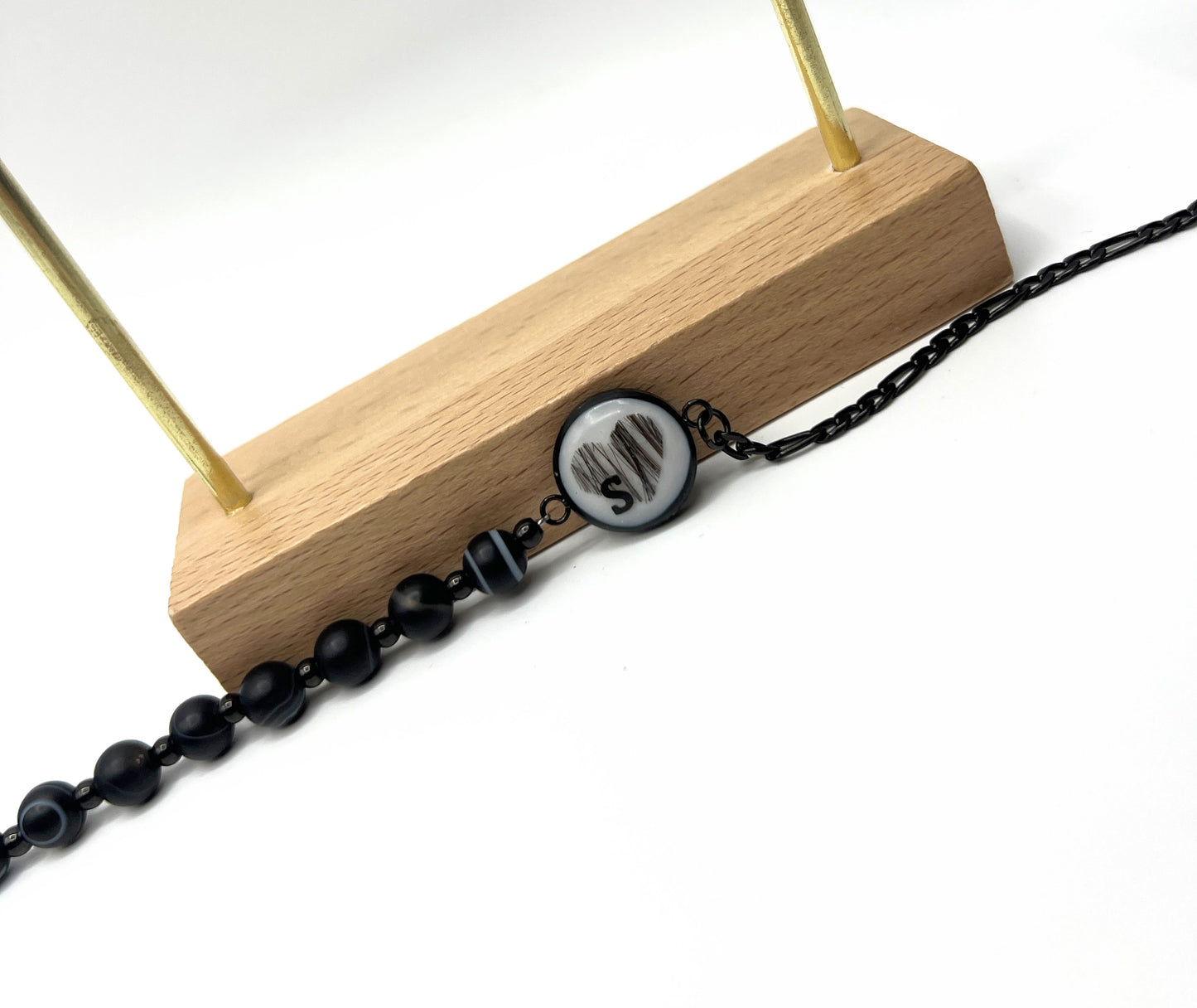 Schwarzes Perlenarmband mit Haaren als Herz