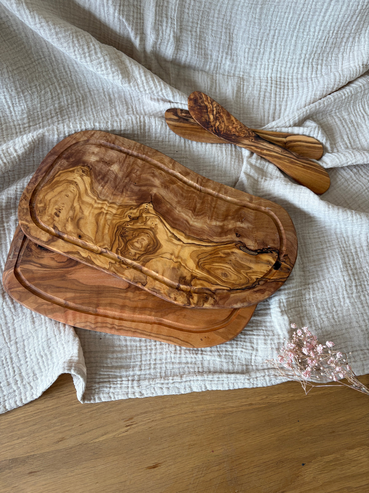 Premium Olivenholz Schneidebrett mit Saftrille + Buttermesser , personalisiert