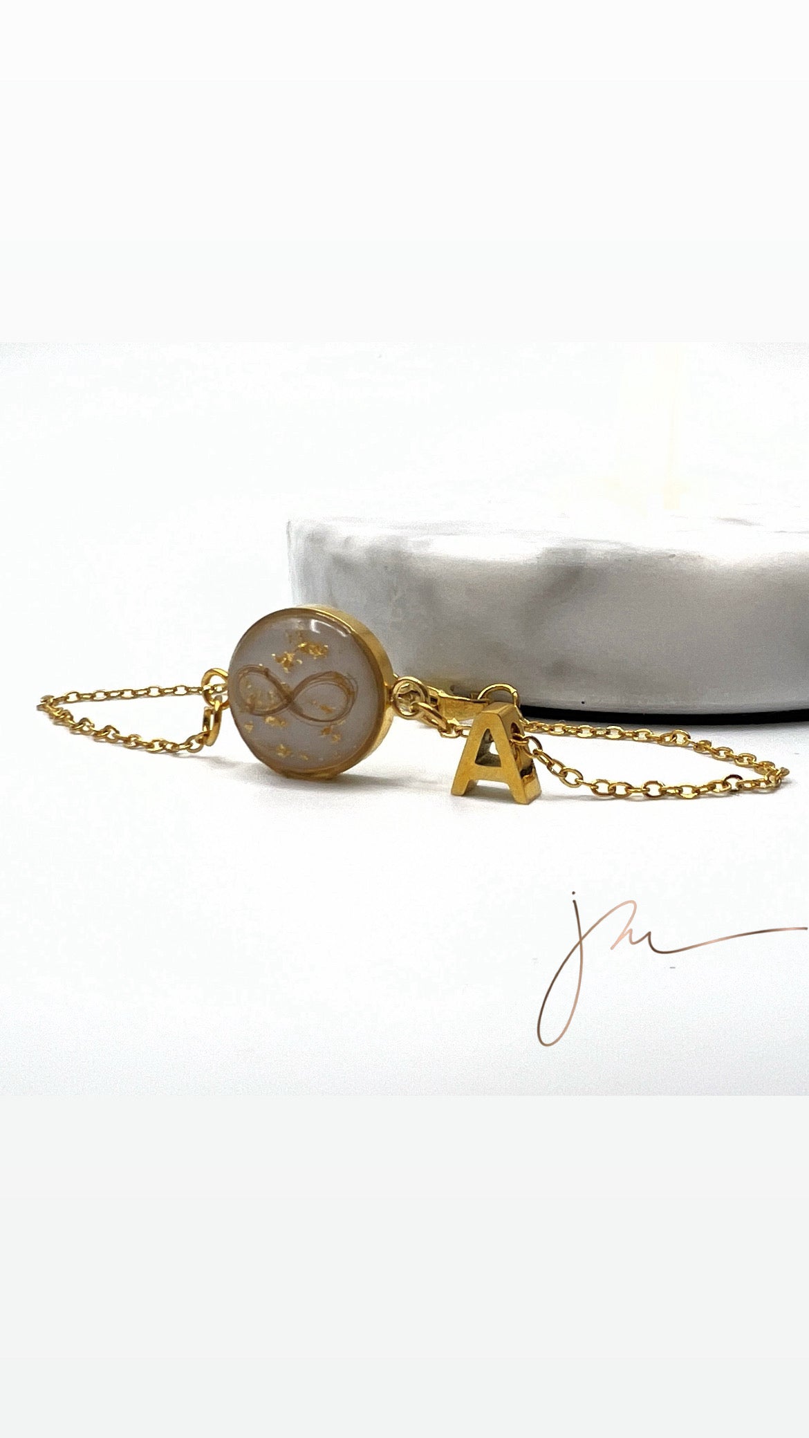 Armkette mit Haaren als Unendlichkeit