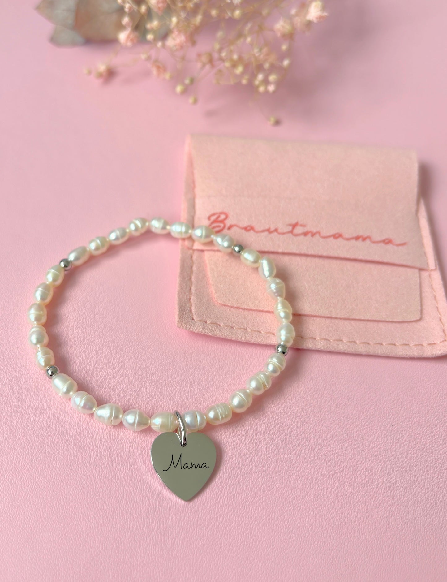 Süßwasserperlenarmband personalisiert mit Herzanhänger und Beutel