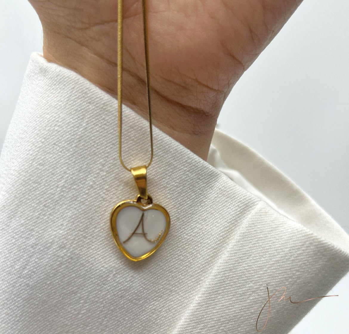 Halskette mit Haaren in einer Herzfassung als Buchstabe
