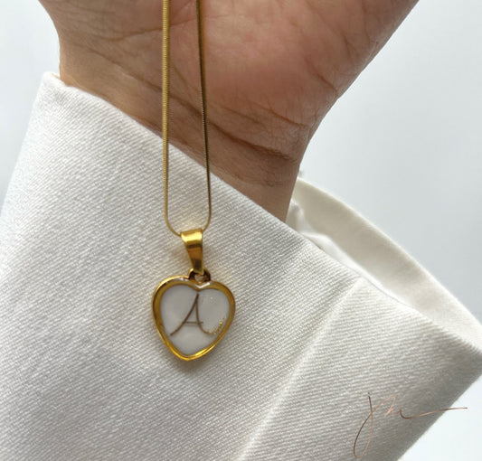 Halskette mit Haaren in einer Herzfassung als Buchstabe