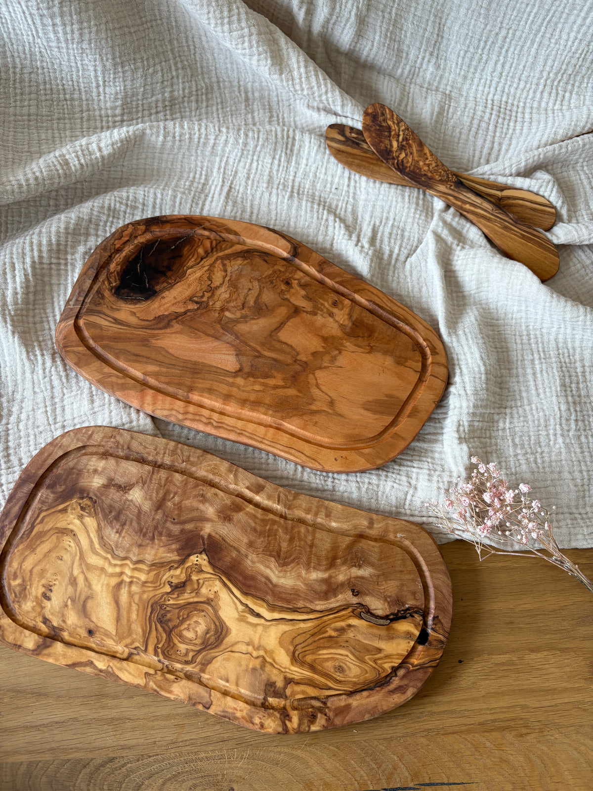 Premium Olivenholz Schneidebrett mit Saftrille + Buttermesser , personalisiert