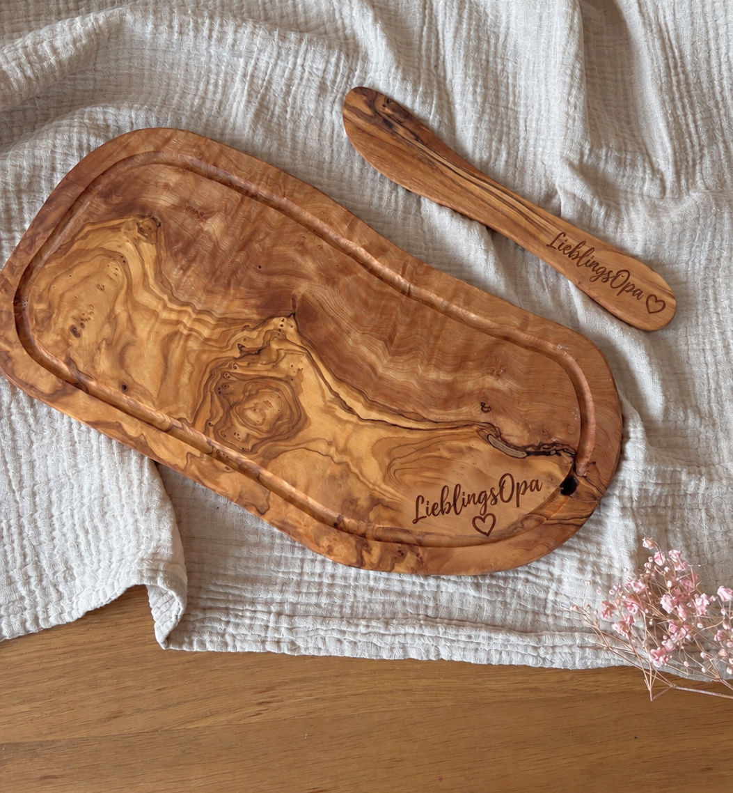 Premium Olivenholz Schneidebrett mit Saftrille + Buttermesser , personalisiert