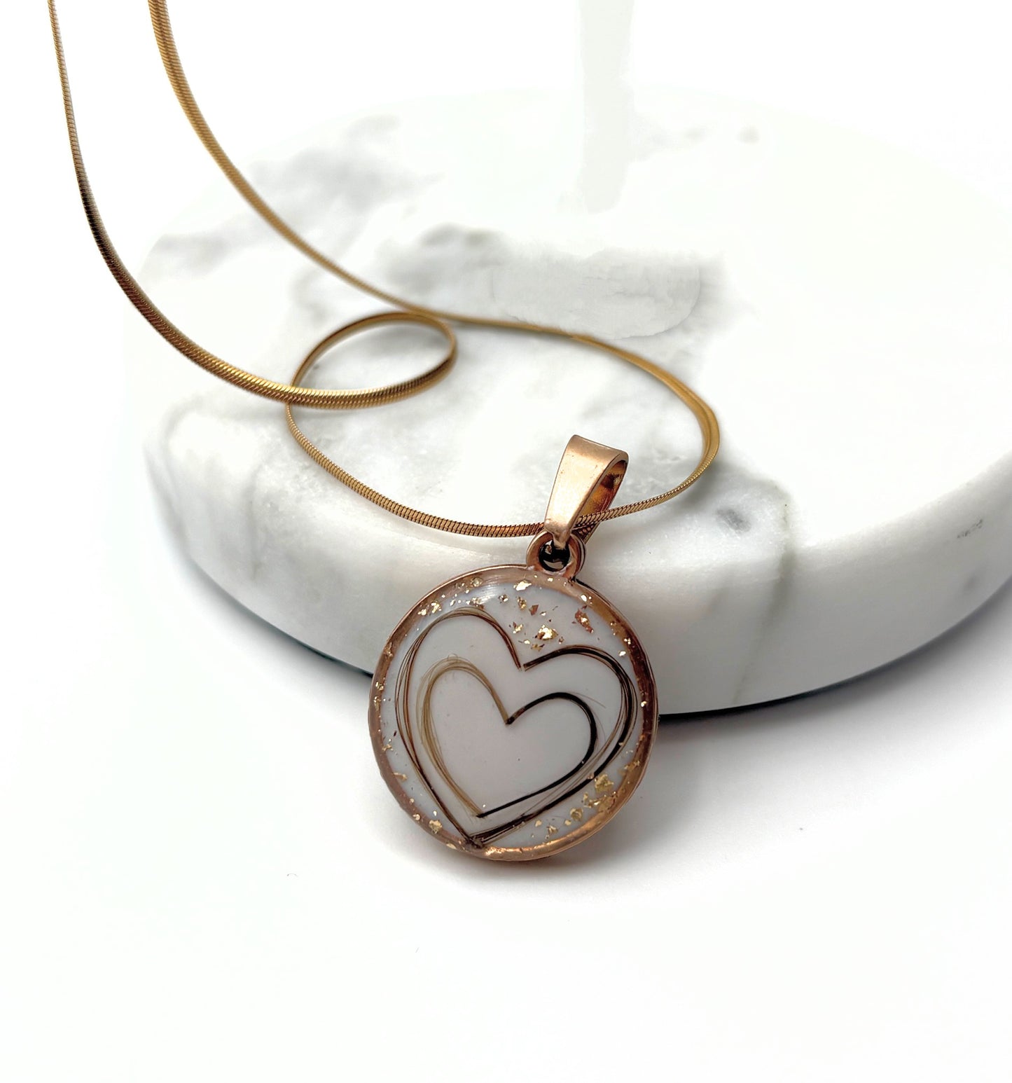 Halskette mit Haaren als Herz gelegt