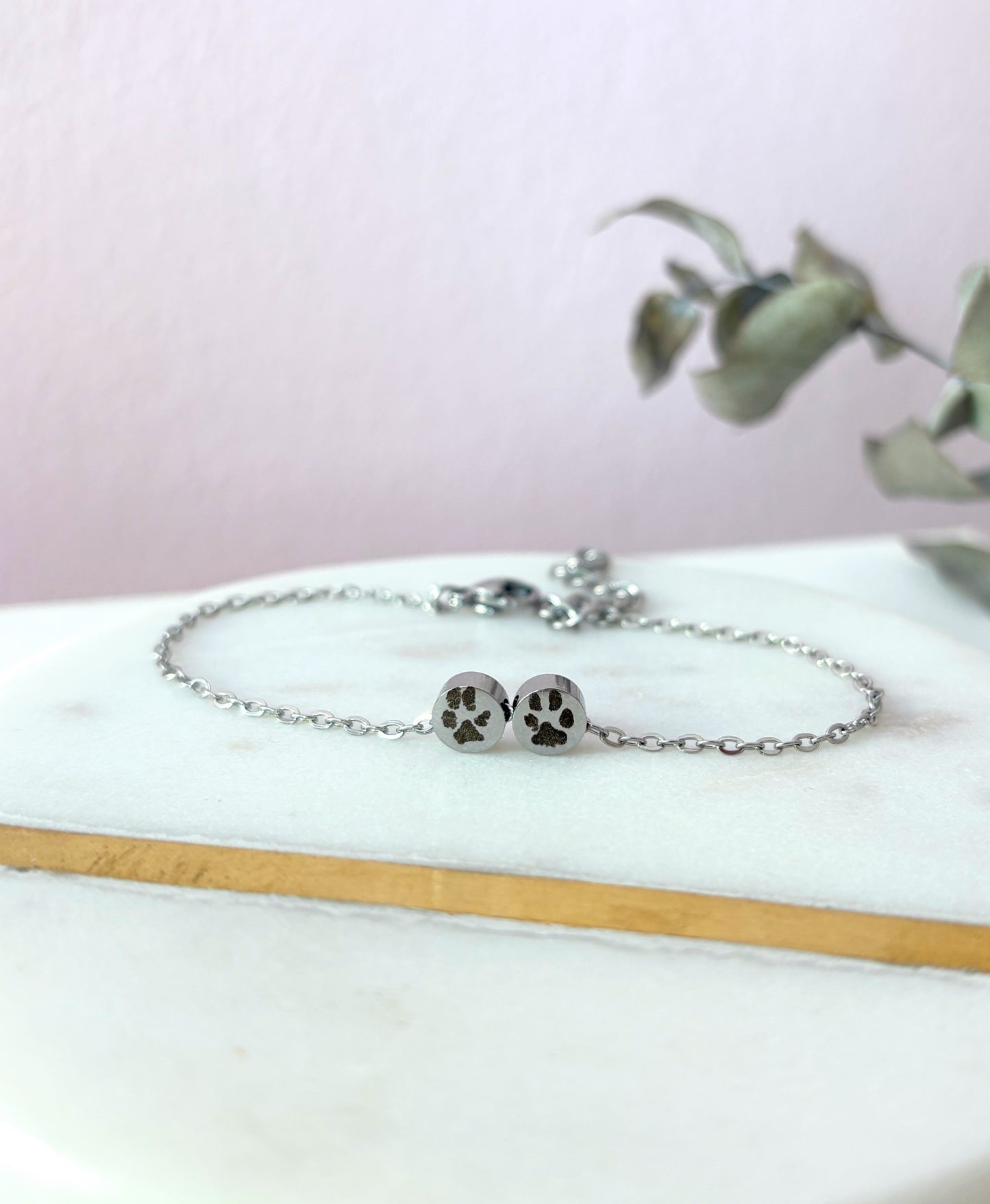 Armkette mit Pfotenabdruck auf einer Edelstahlperle