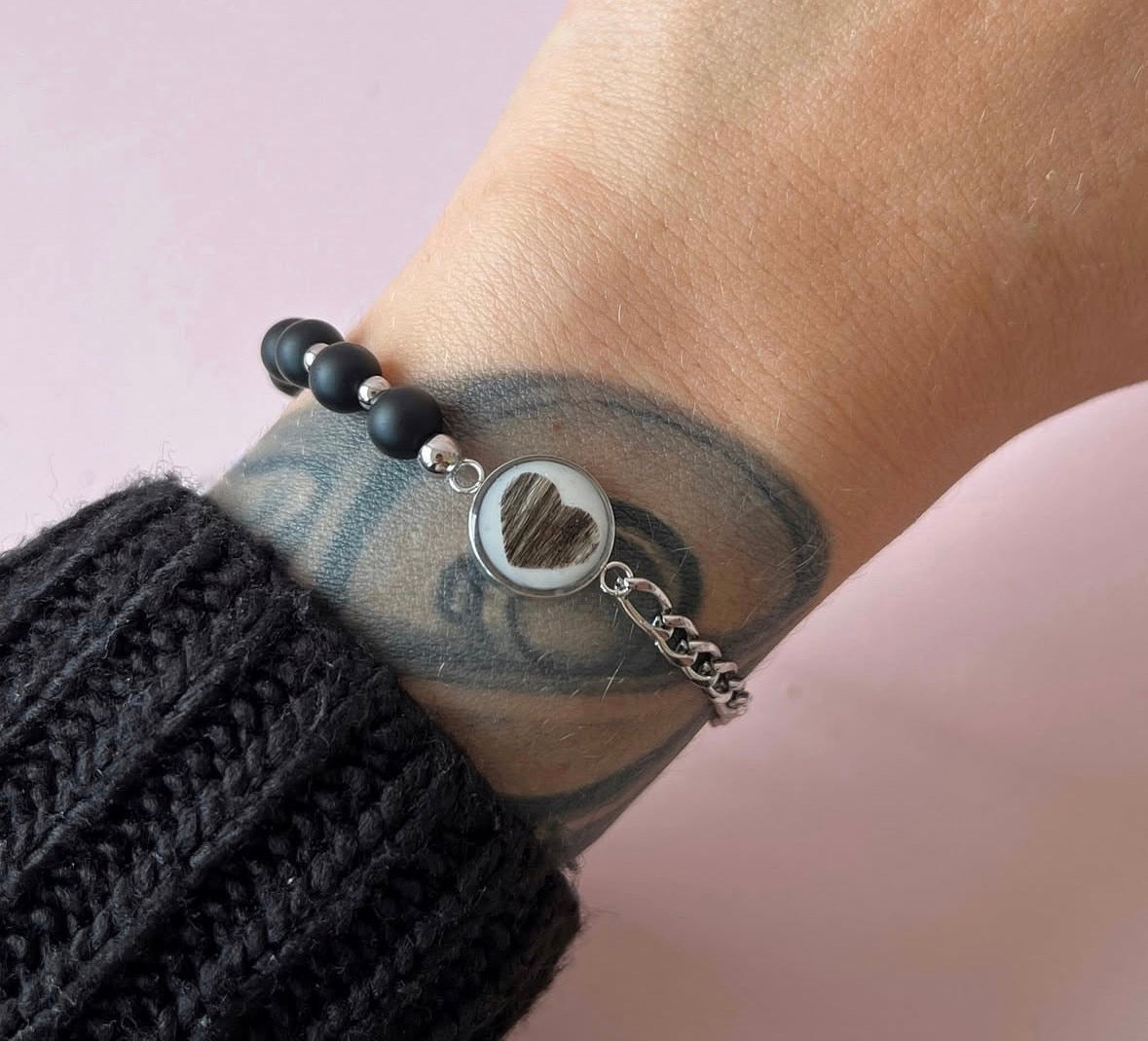 Silbernes Perlenarmband mit Haaren als Herz