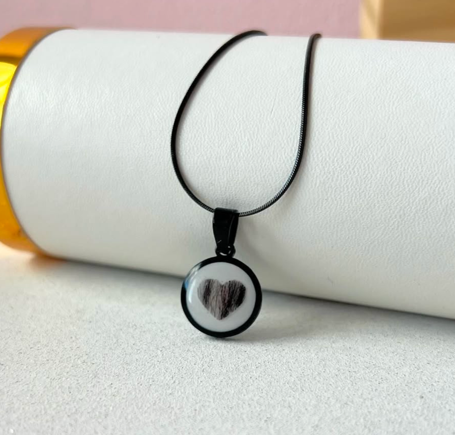 Halskette mit Haaren als Herz in Schwarz