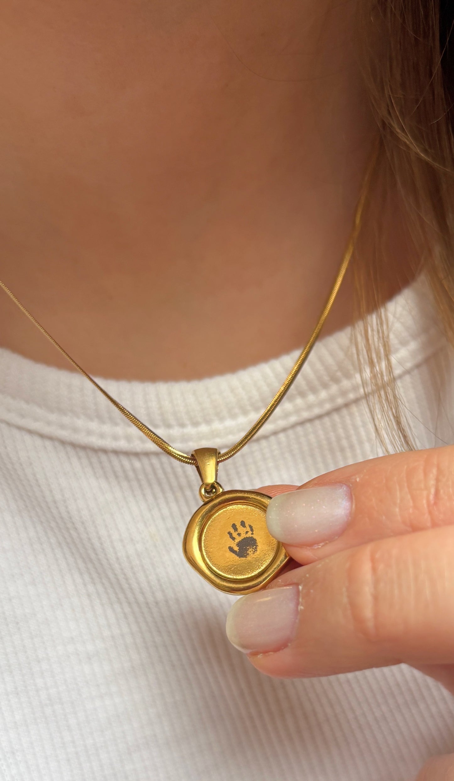 Halskette mit einem Handabdruck