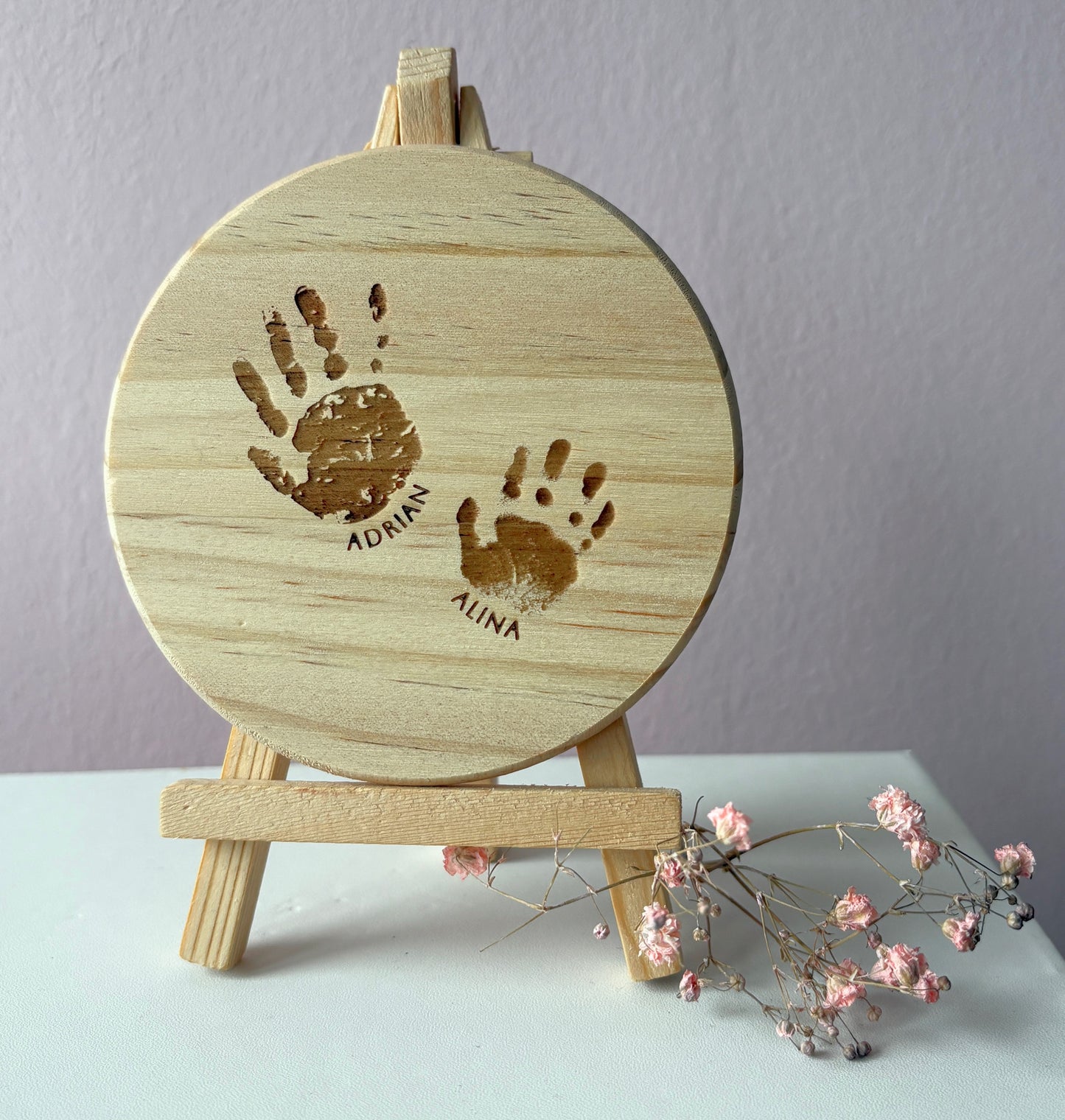 Holzscheibe mit Hand oder Fußabdrücken